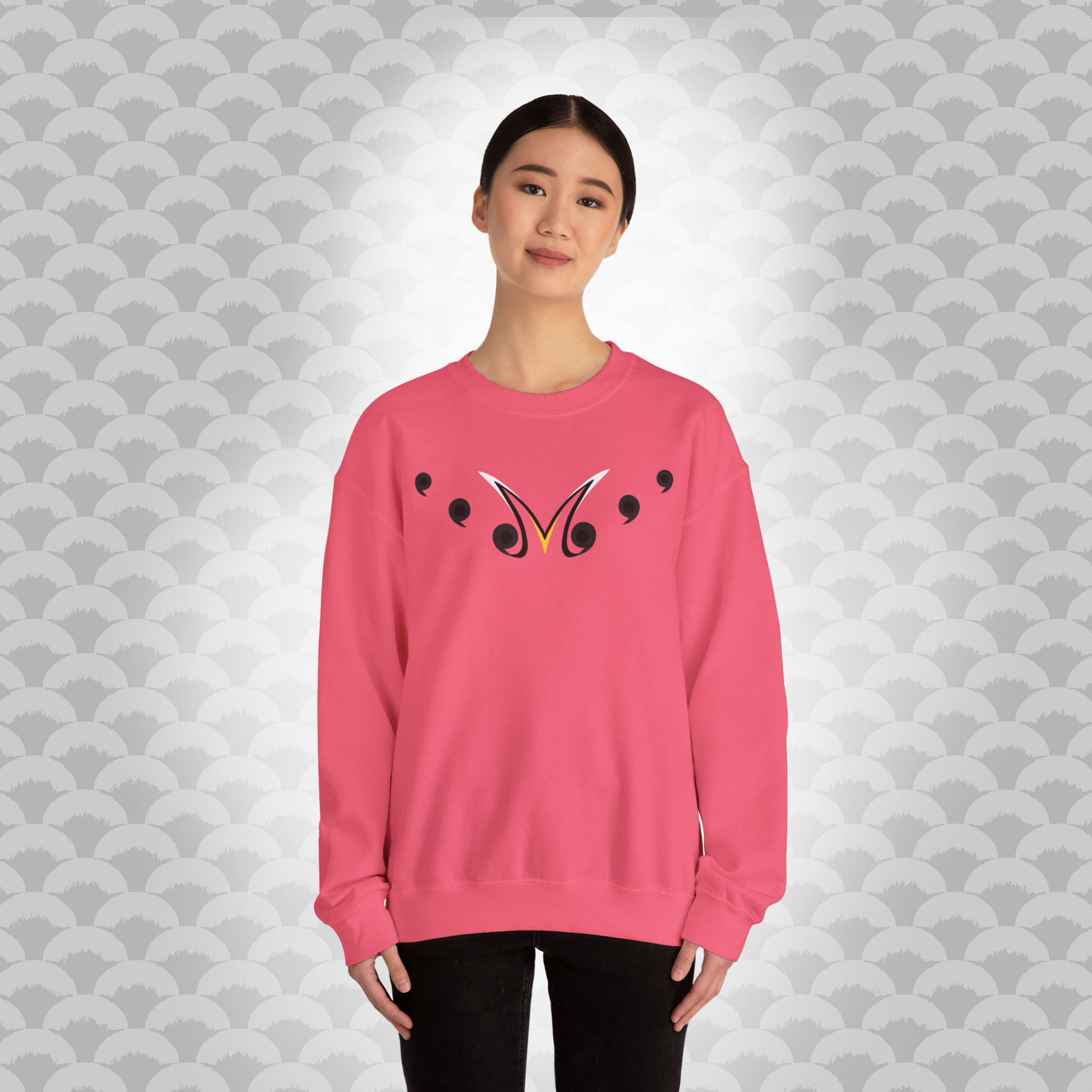 Modelo de la sudadera Caos Inocente, variante "Rosa Terror" Rosa, de frente