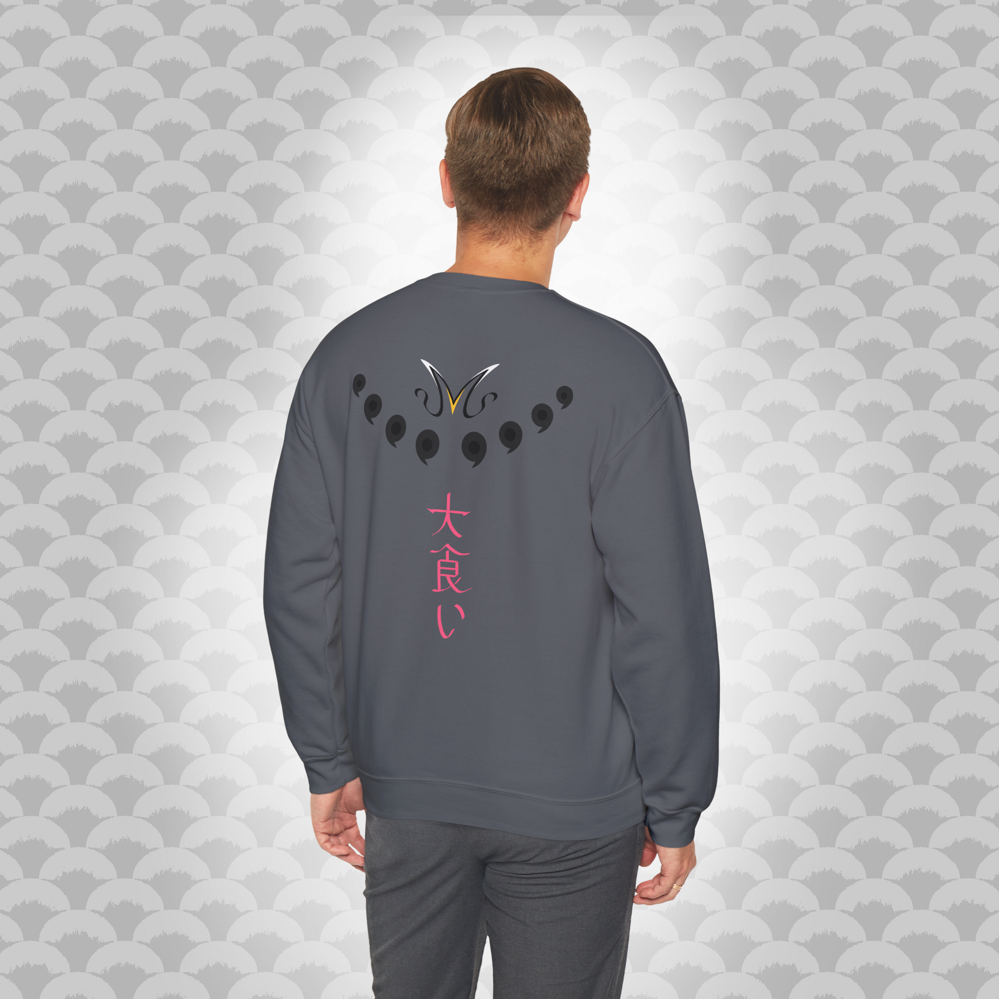 Modelo de la sudadera Caos Inocente, variante "Sombra" gris oscuro, de espalda